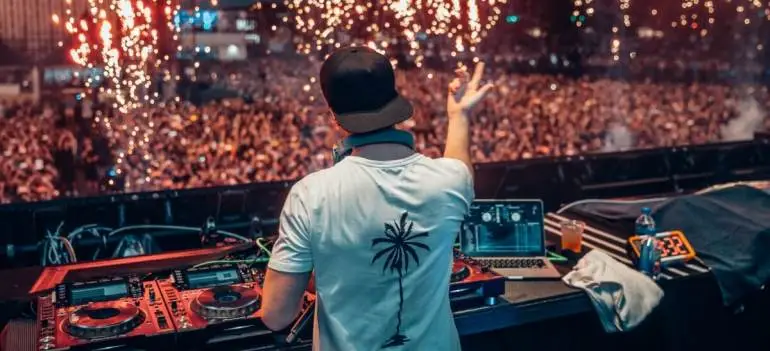 Transportation of artists